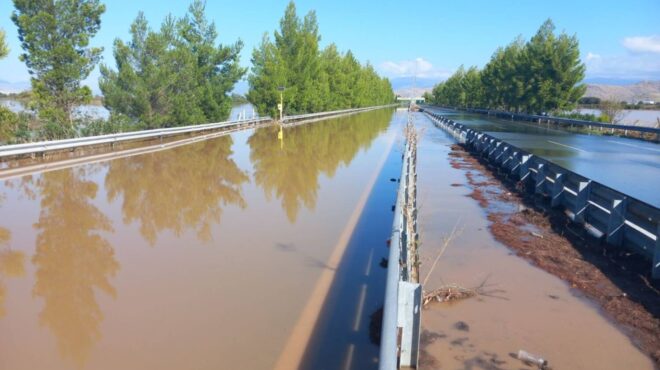 λίμνη-η-εθνική-οδός-κομμένη-στα-δύ-562611733