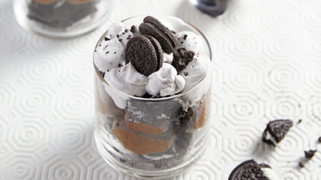 εύκολο-γλυκό-με-μπισκότα-oreo-σε-ποτήρι-562629676