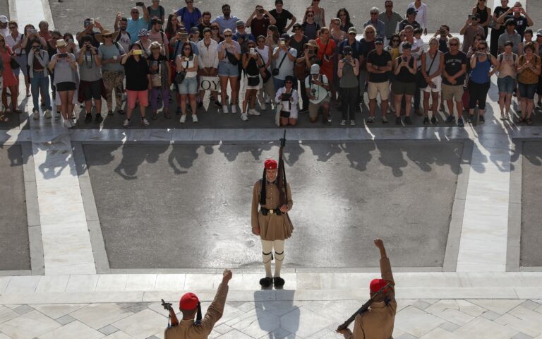 Ιστορικό ρεκόρ: 16,1 εκατ. τουρίστες στο επτάμηνο