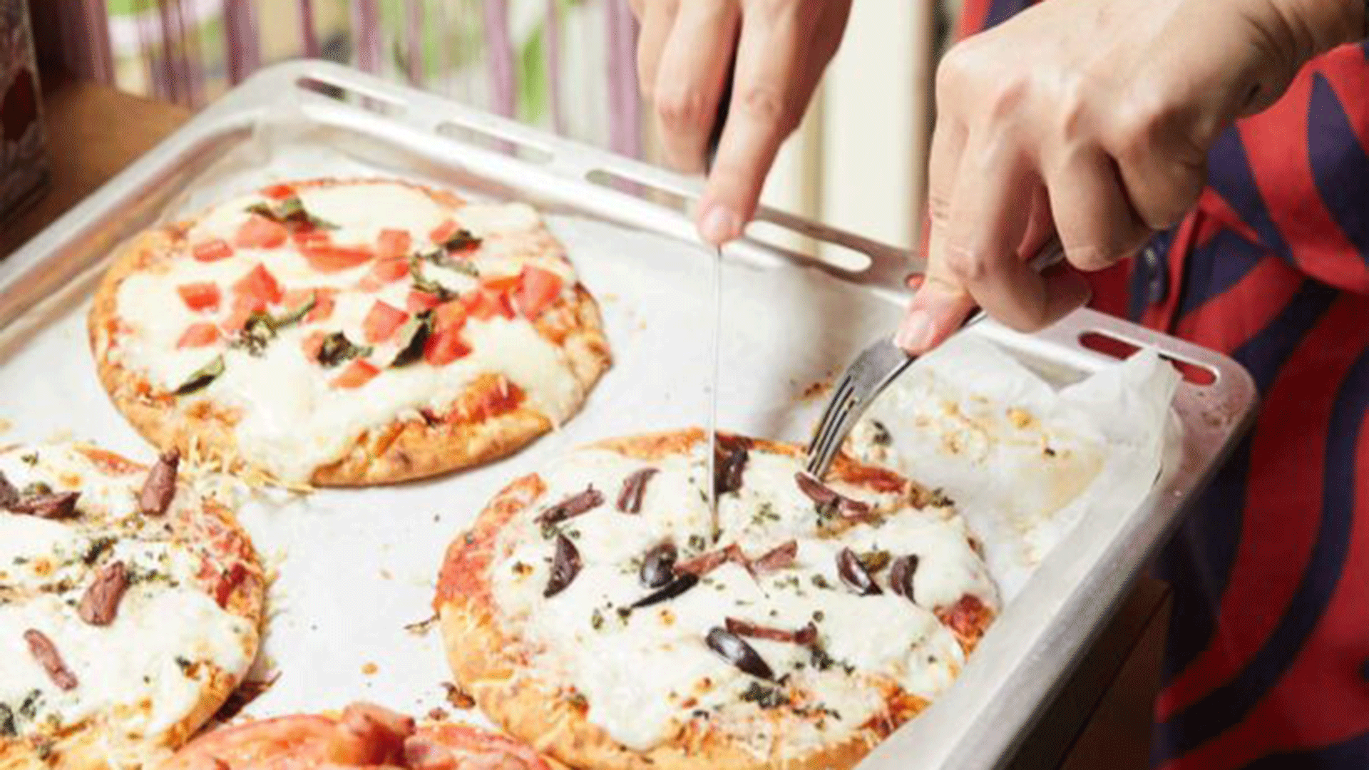 γρήγορες-πίτσες-με-πίτες-σουβλακιού-562639717