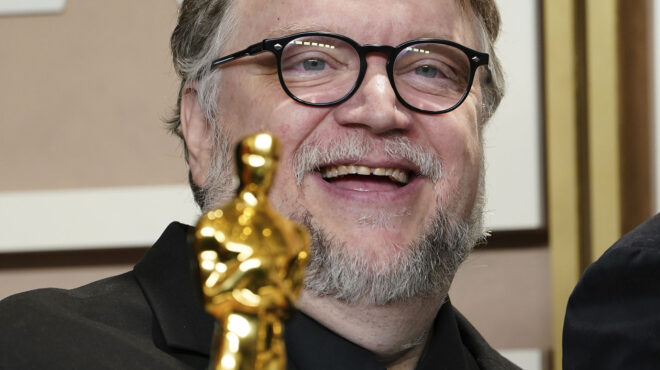 ο-γκιγιέρμο-ντελ-τόρο-σχεδίαζε-να-σκην-562631269