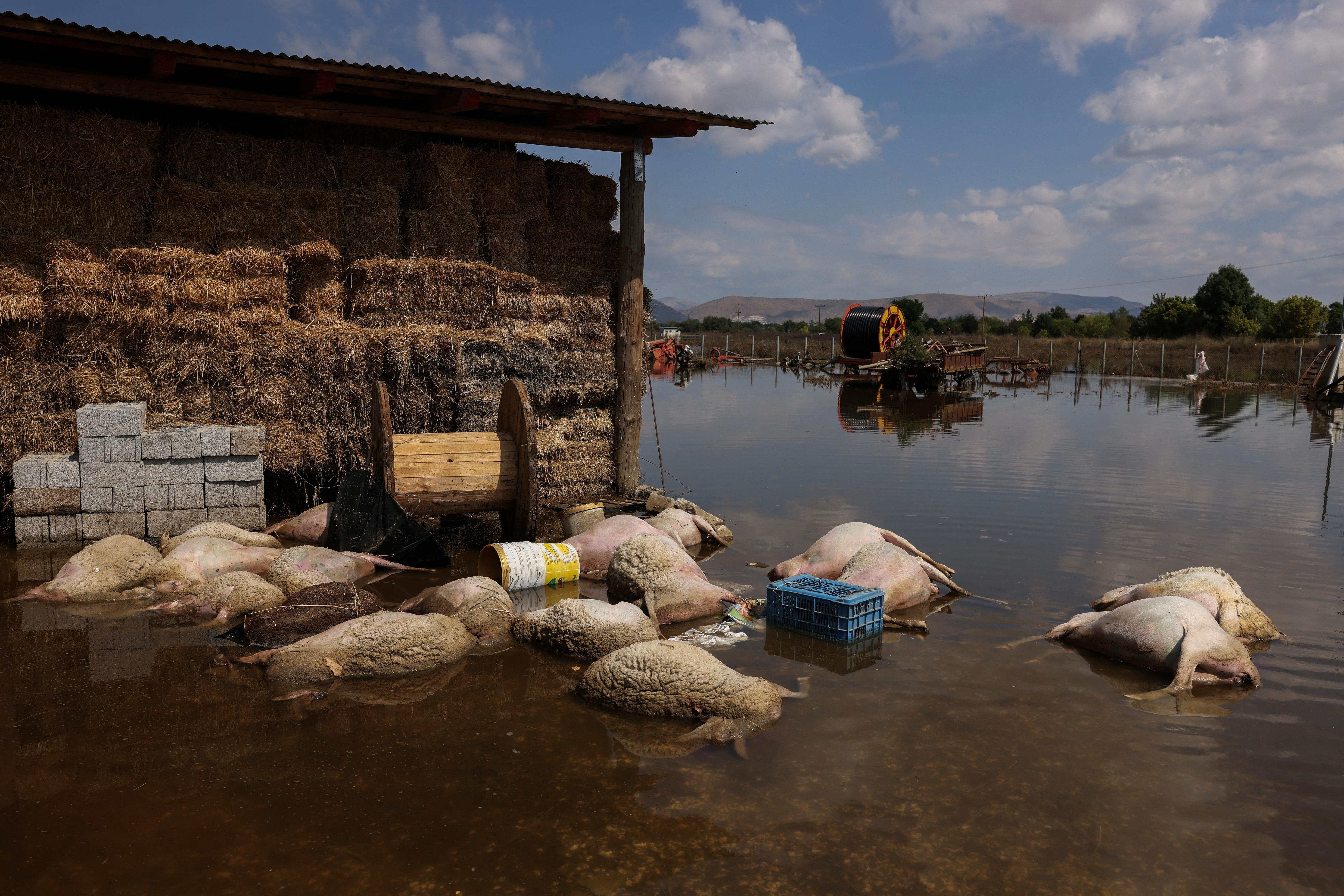 Εικόνες «Αποκάλυψης» από τη Θεσσαλία: Οι συνέπειες της κακοκαιρίας όπως τις κατέγραψε ο φωτογραφικός φακός-1