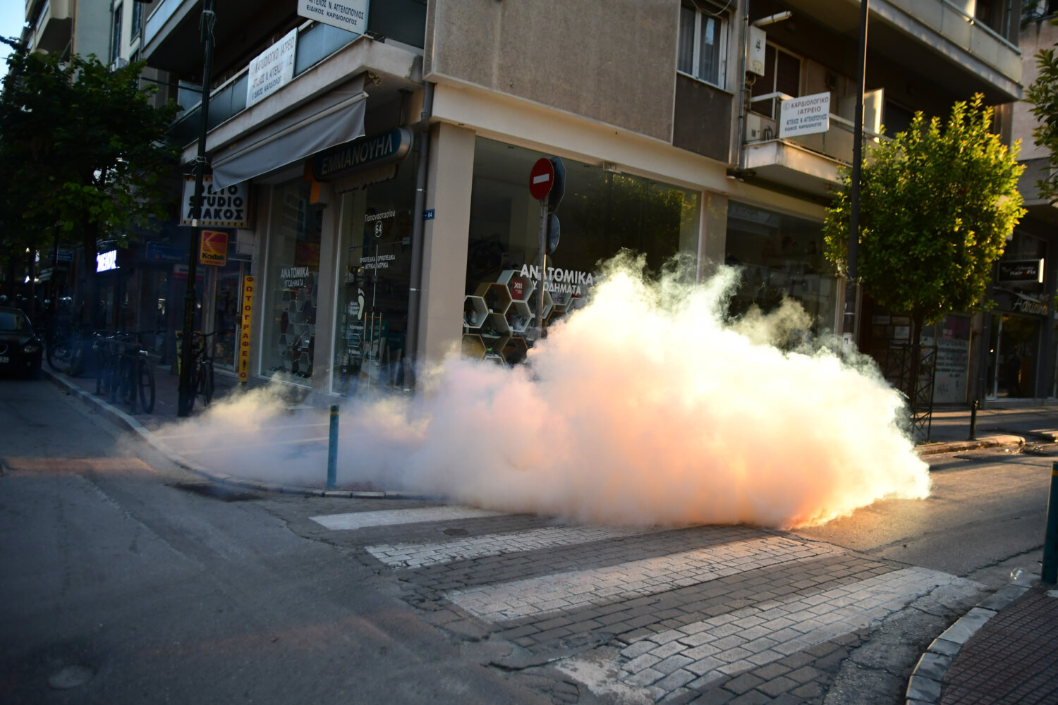 Λάρισα: Ενταση και χημικά σε πορεία για τις πλημμύρες-2