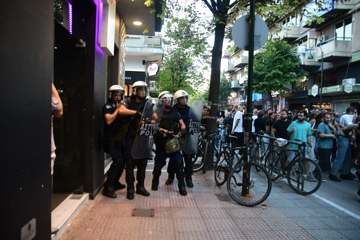 Λάρισα: Ενταση και χημικά σε πορεία για τις πλημμύρες-1