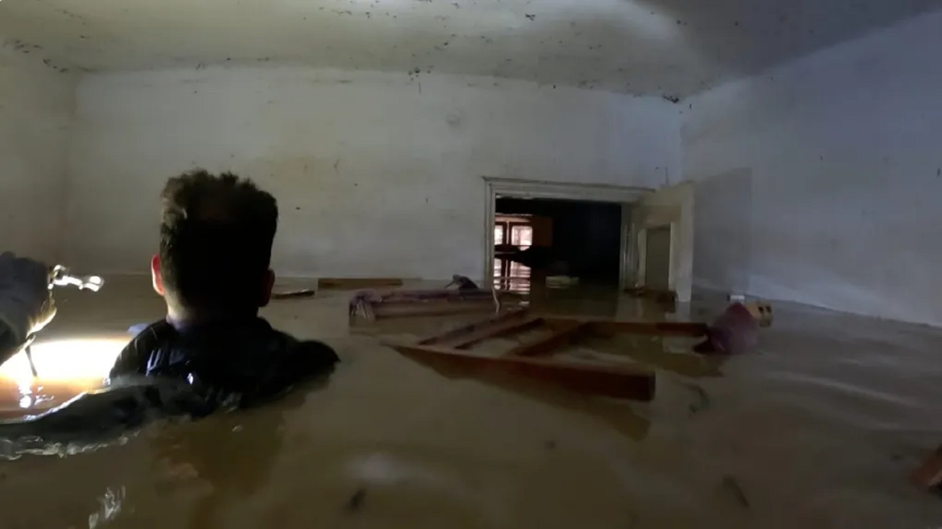 Ερευνες των βατραχανθρώπων του Λιμενικού στα πλημμυρισμένα σπίτια-1