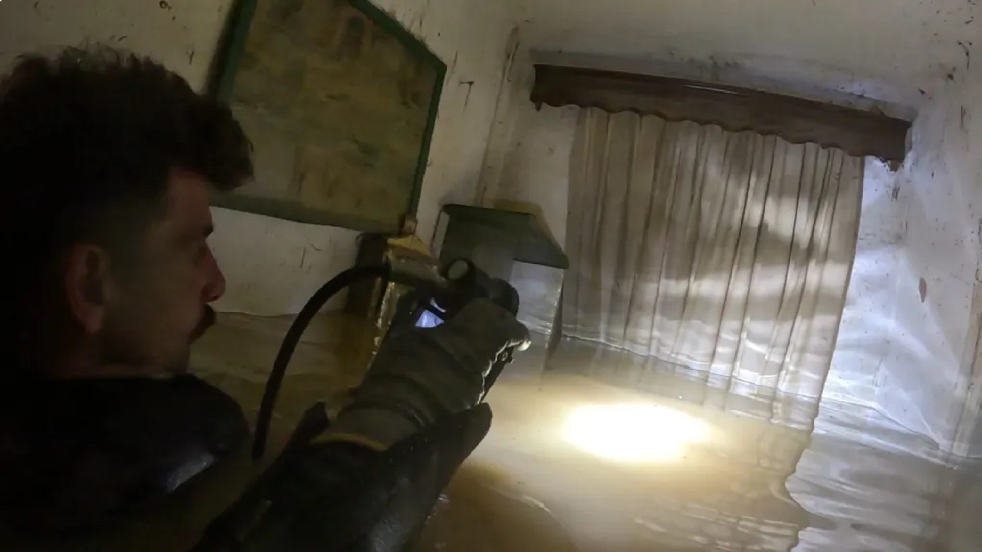 Ερευνες των βατραχανθρώπων του Λιμενικού στα πλημμυρισμένα σπίτια-2