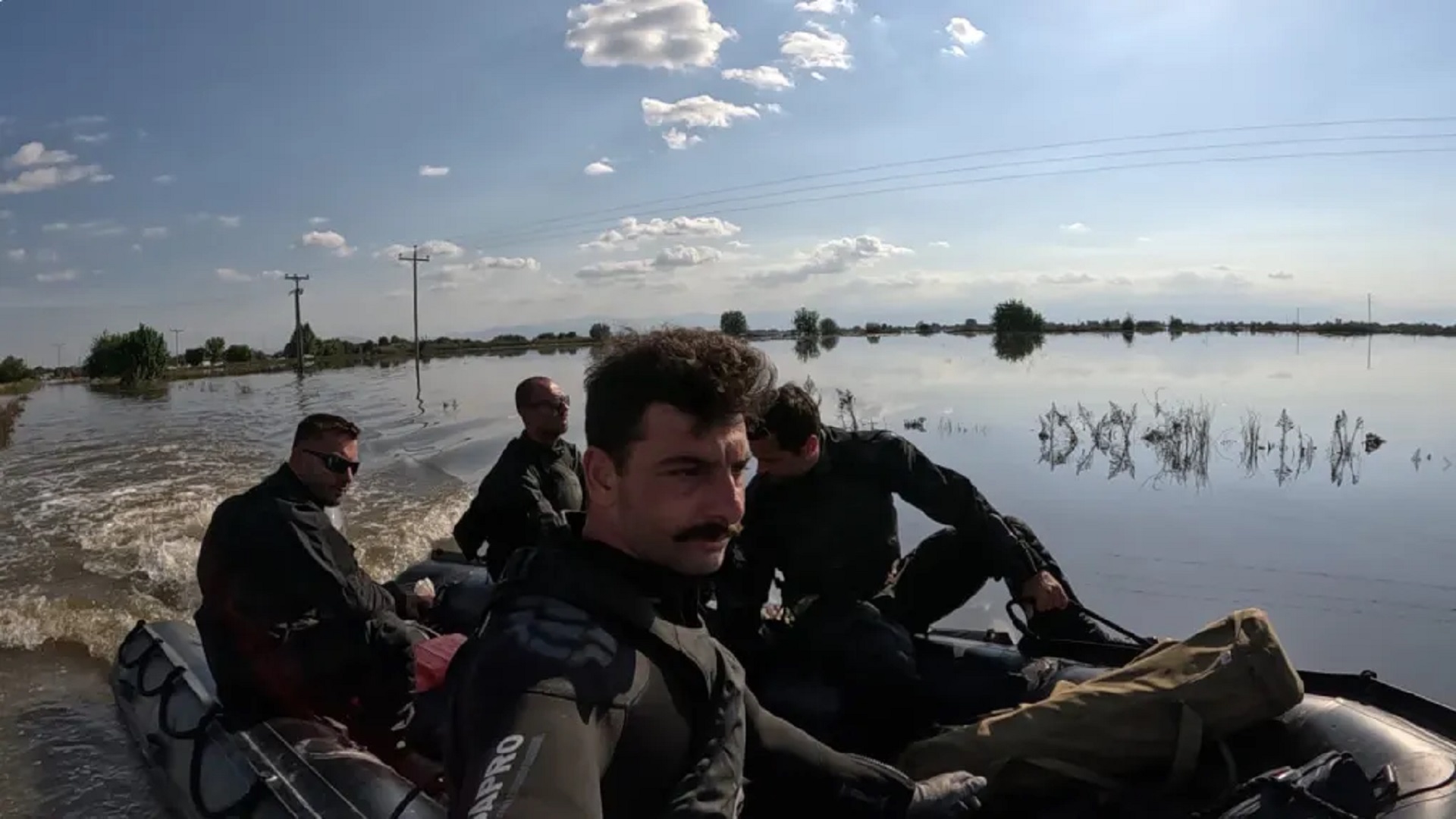 Ερευνες των βατραχανθρώπων του Λιμενικού στα πλημμυρισμένα σπίτια-5