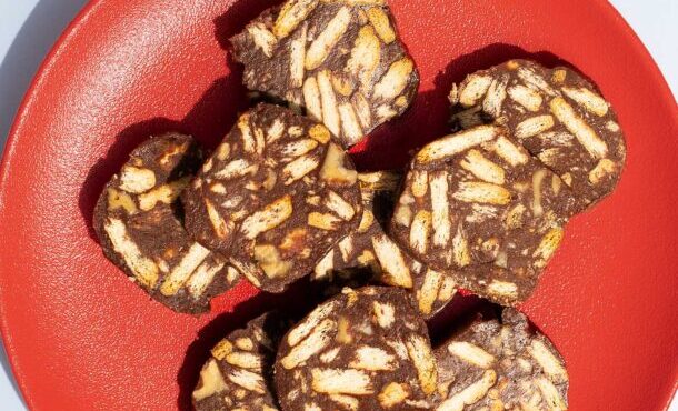 μωσαϊκό-με-ζαχαρούχο-γάλα-και-καρύδια-562637650