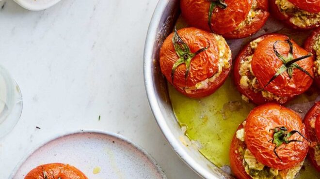 ντομάτα-γεμιστή-με-τυριά-και-πέστο-βασ-562601641