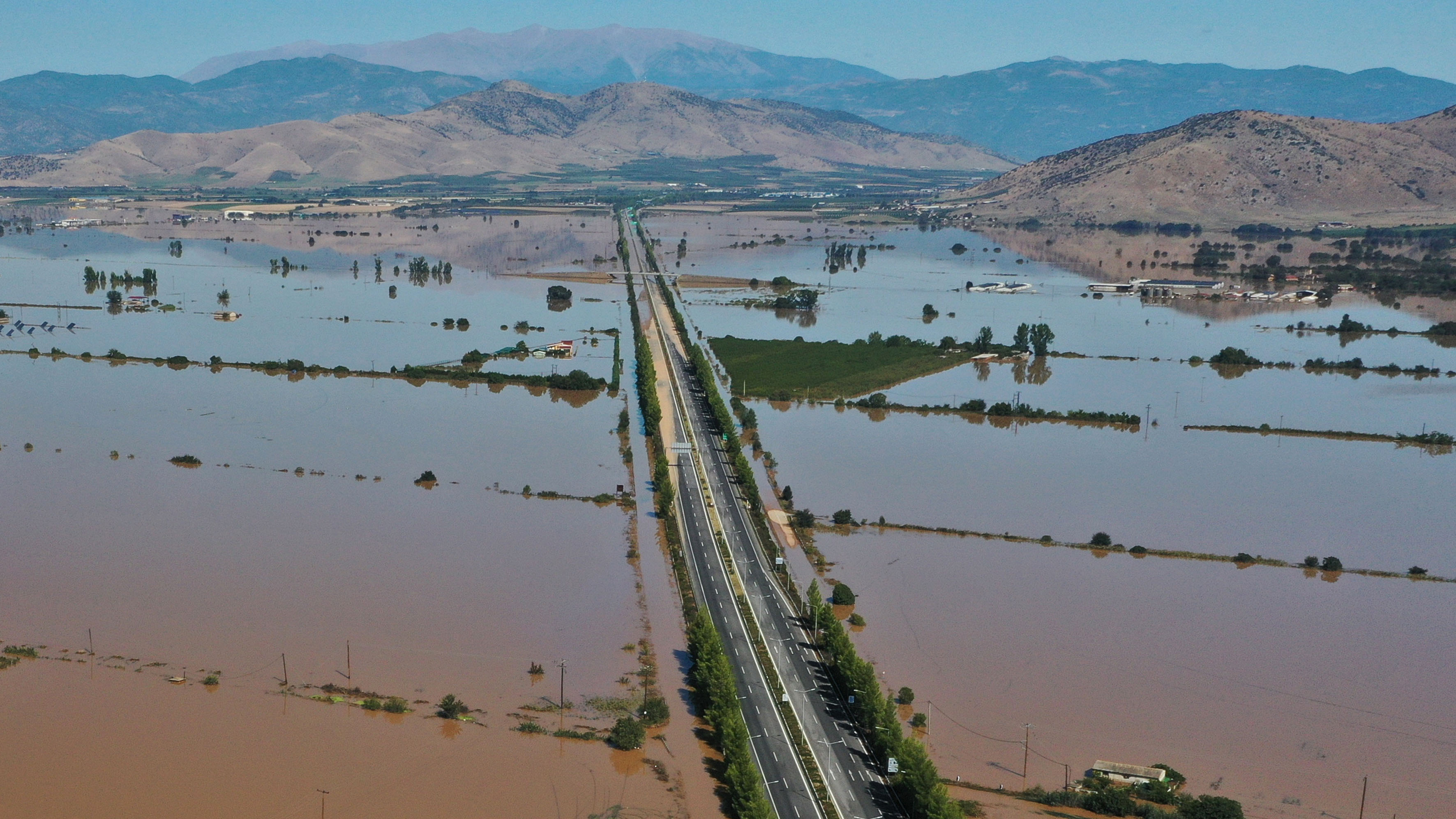 Κακοκαιρία Daniel: Αδύνατη η άντληση των υδάτων από την Εθνική Οδό-1
