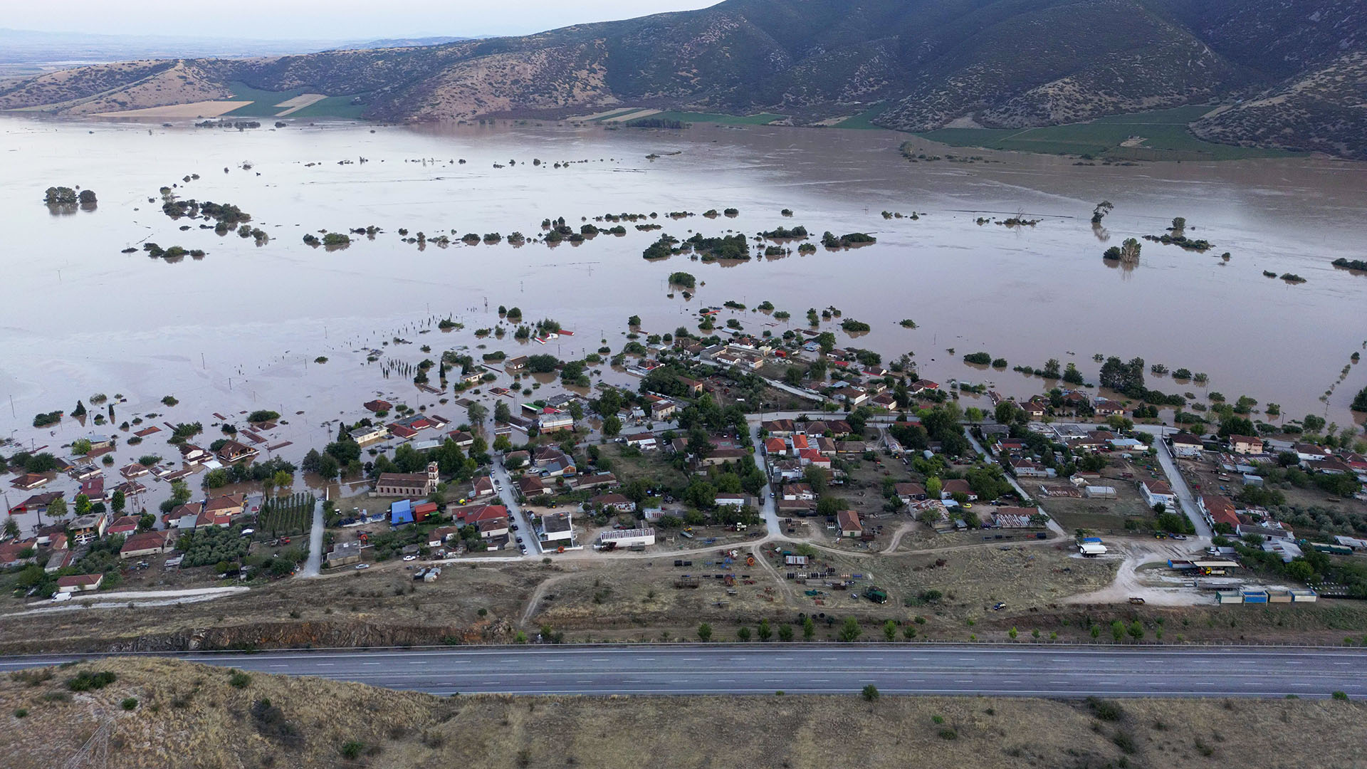 Ο σεισμός χτύπησε το σπίτι, οι πλημμύρες το κοντέινερ-1