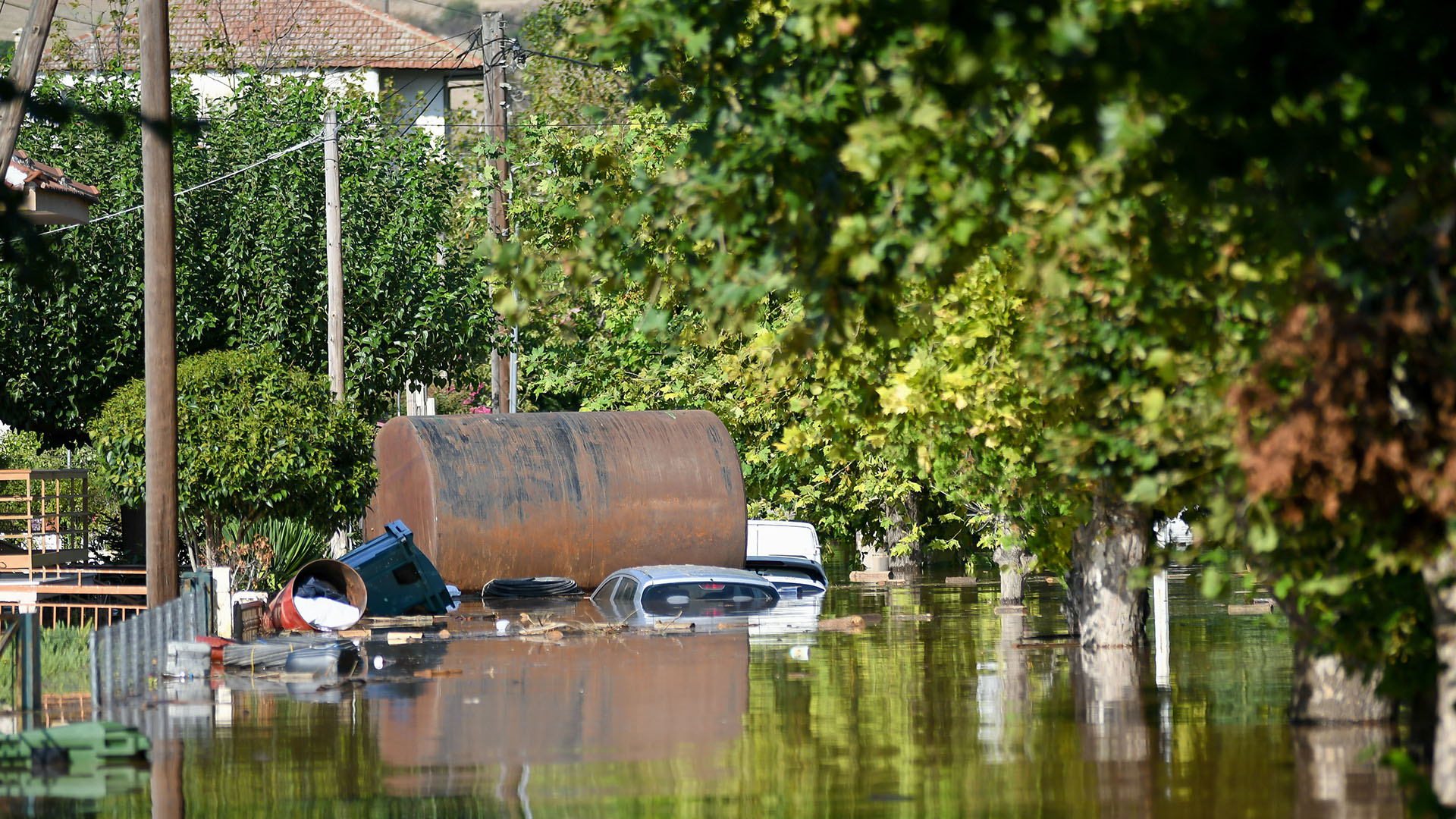 Ο σεισμός χτύπησε το σπίτι, οι πλημμύρες το κοντέινερ-2