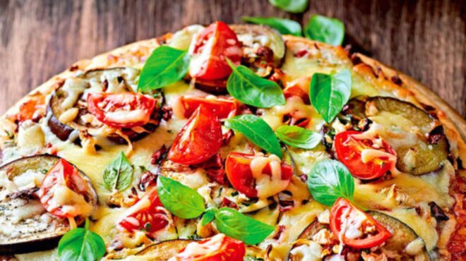 πίτσα-με-μελιτζάνες-πιπεριές-και-μακε-562609510