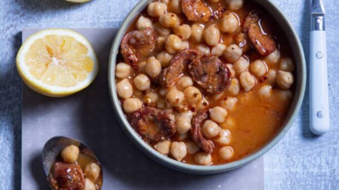 ρεβύθια-στην-κατσαρόλα-με-λουκάνικα-562614118