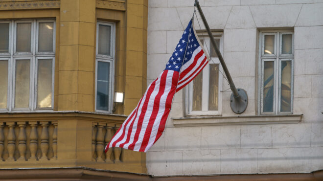 η-ρωσία-απέλασε-δύο-υπαλλήλους-της-αμε-562616506