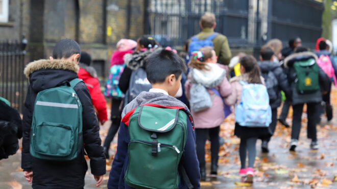 βρετανία-εκατοντάδες-επιπλέον-σχολι-562597357