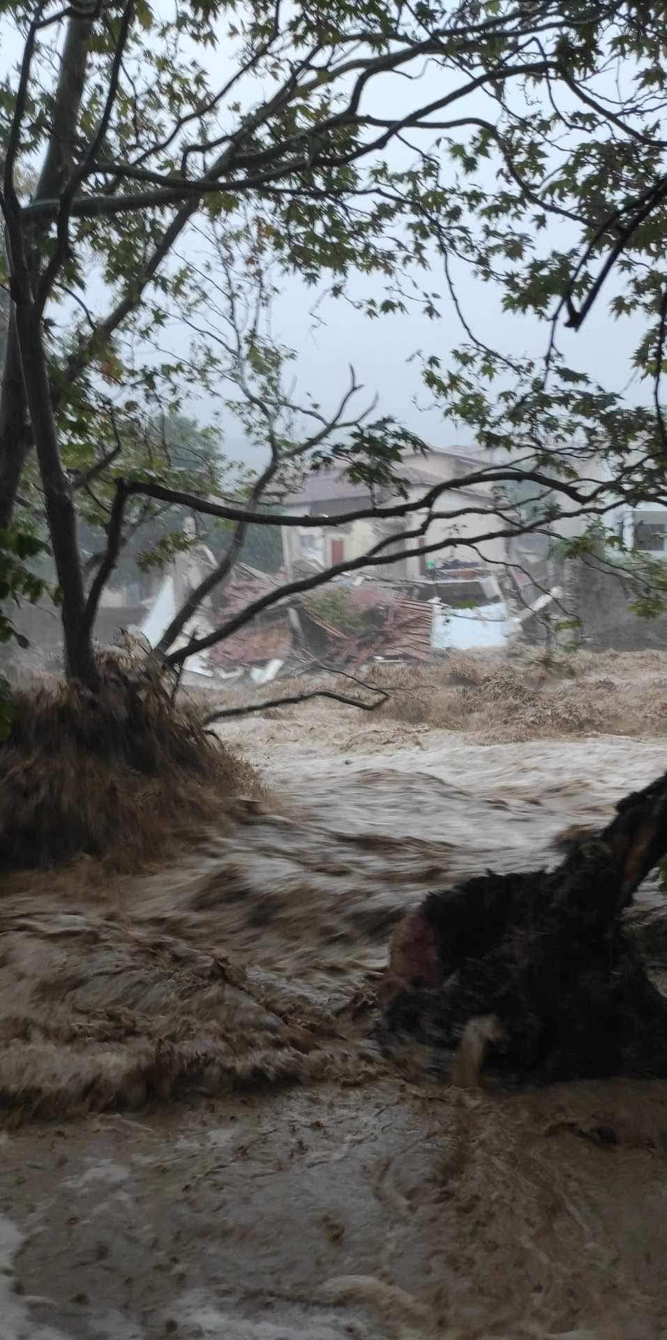 Βόλος: Κατέρρευσε πτέρυγα γηροκομείου – Επιχείρηση εκκένωσης-1