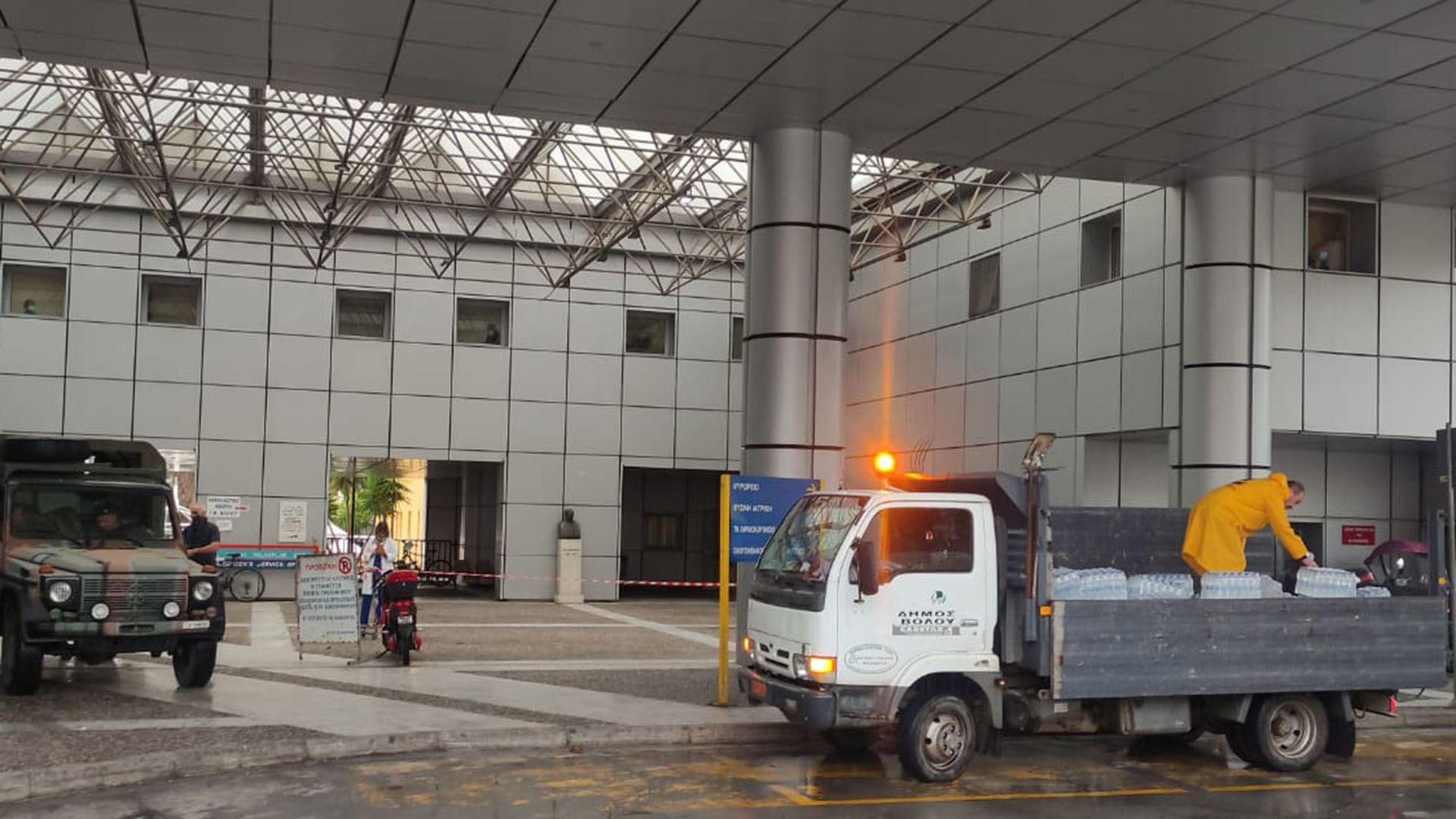 Αγώνας για νερό και φαγητό σε μια διαλυμένη πόλη-2