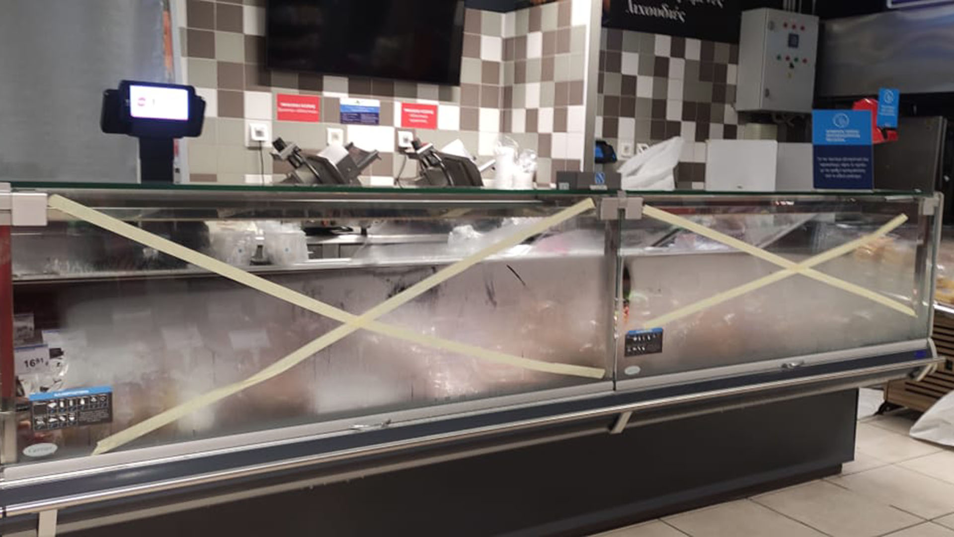 Αγώνας για νερό και φαγητό σε μια διαλυμένη πόλη-7