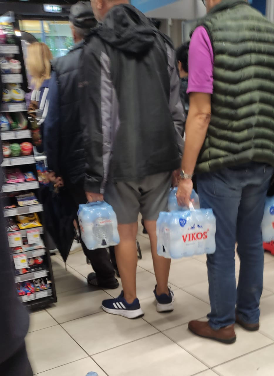 Αγώνας για νερό και φαγητό σε μια διαλυμένη πόλη-3