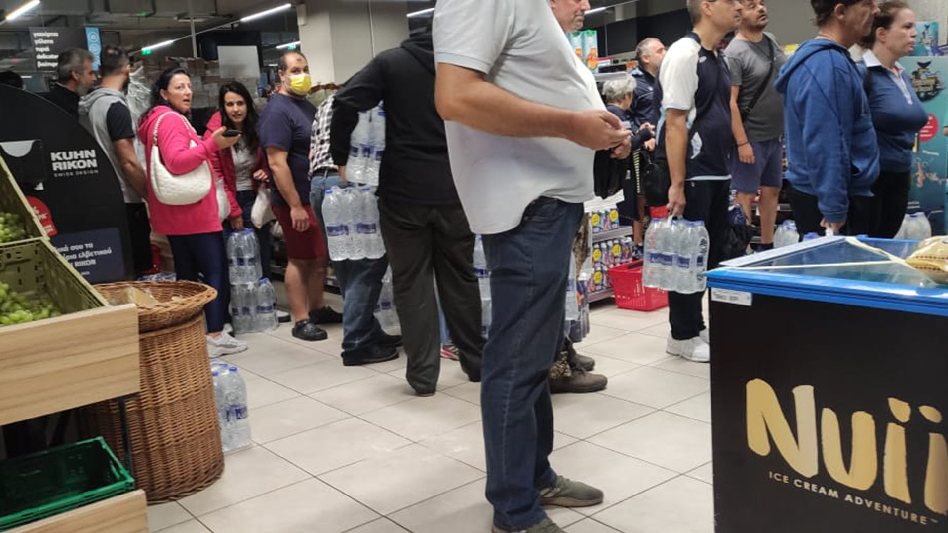 Αγώνας για νερό και φαγητό σε μια διαλυμένη πόλη-4