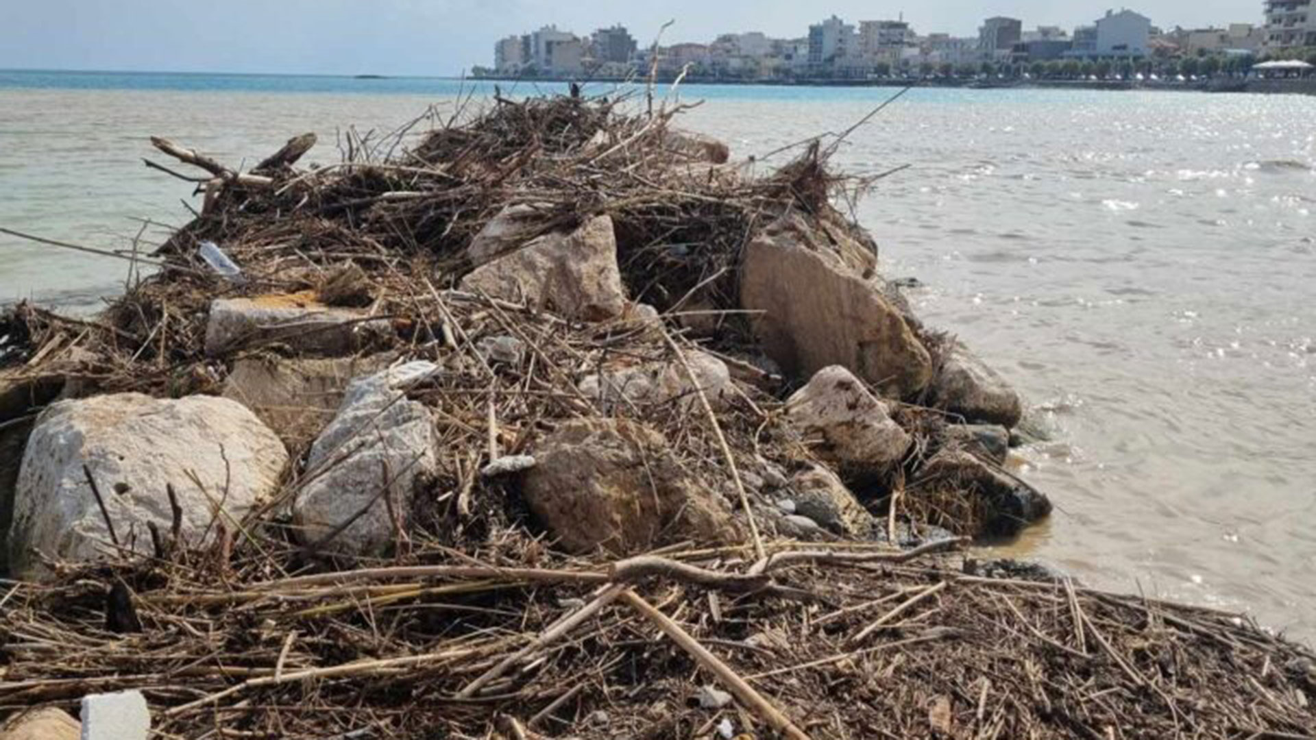 Κακοκαιρία Elias: Εκτεταμένες ζημιές σε Ξυλόκαστρο και Καλάβρυτα (εικόνες)-1