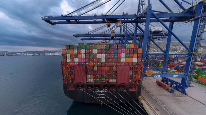 στον-πειραιά-πλοίο-με-κοντέινερ-μετά-α-562649779