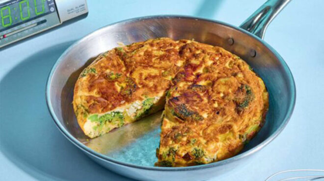 ομελέτα-αφράτη-με-πατάτες-και-μπρόκολ-562663399