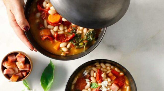 φασόλια-με-λιαστή-ντομάτα-μπέικον-και-562701256