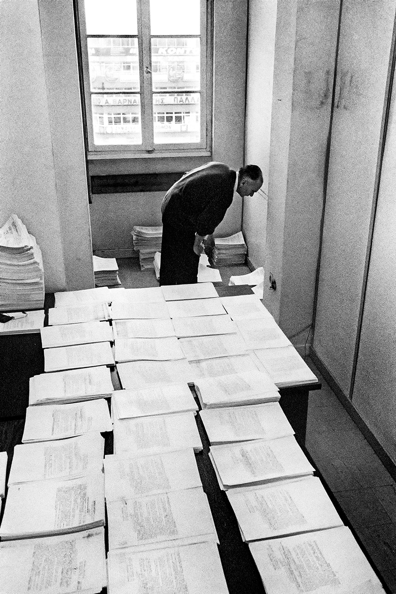 Υπάλληλοι αποκαμωμένοι από την πλήξη-11