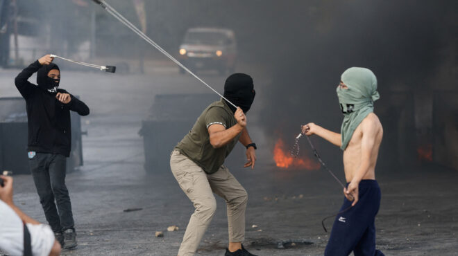 οηε-βρισκόμαστε-στο-χείλος-μιας-βαθιά-562679563