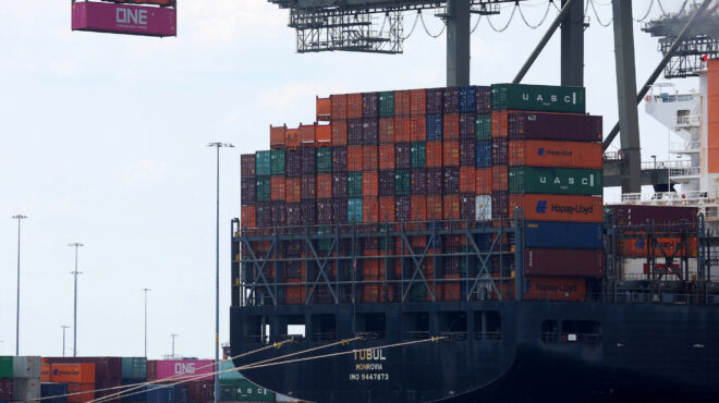 πυρκαγιά-σε-φορτηγό-πλοίο-κοντά-στην-κ-562648981