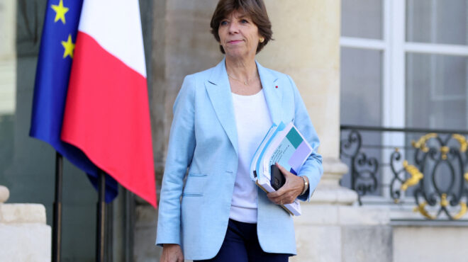 η-γαλλίδα-υπεξ-στην-αρμενία-με-φόντο-τη-562647688