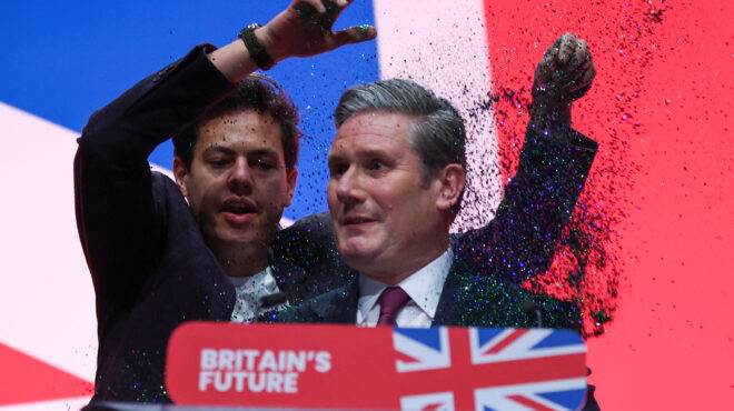 βρετανία-eνας-διαδηλωτής-έρανε-με-γκ-562664239