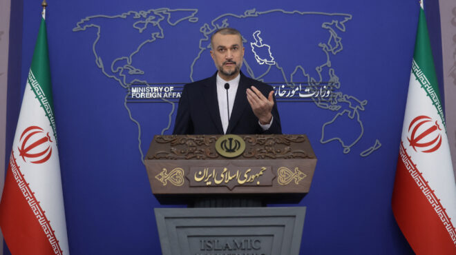 μέση-ανατολή-σε-τεντωμένο-σχοινί-με-ιρ-562694953