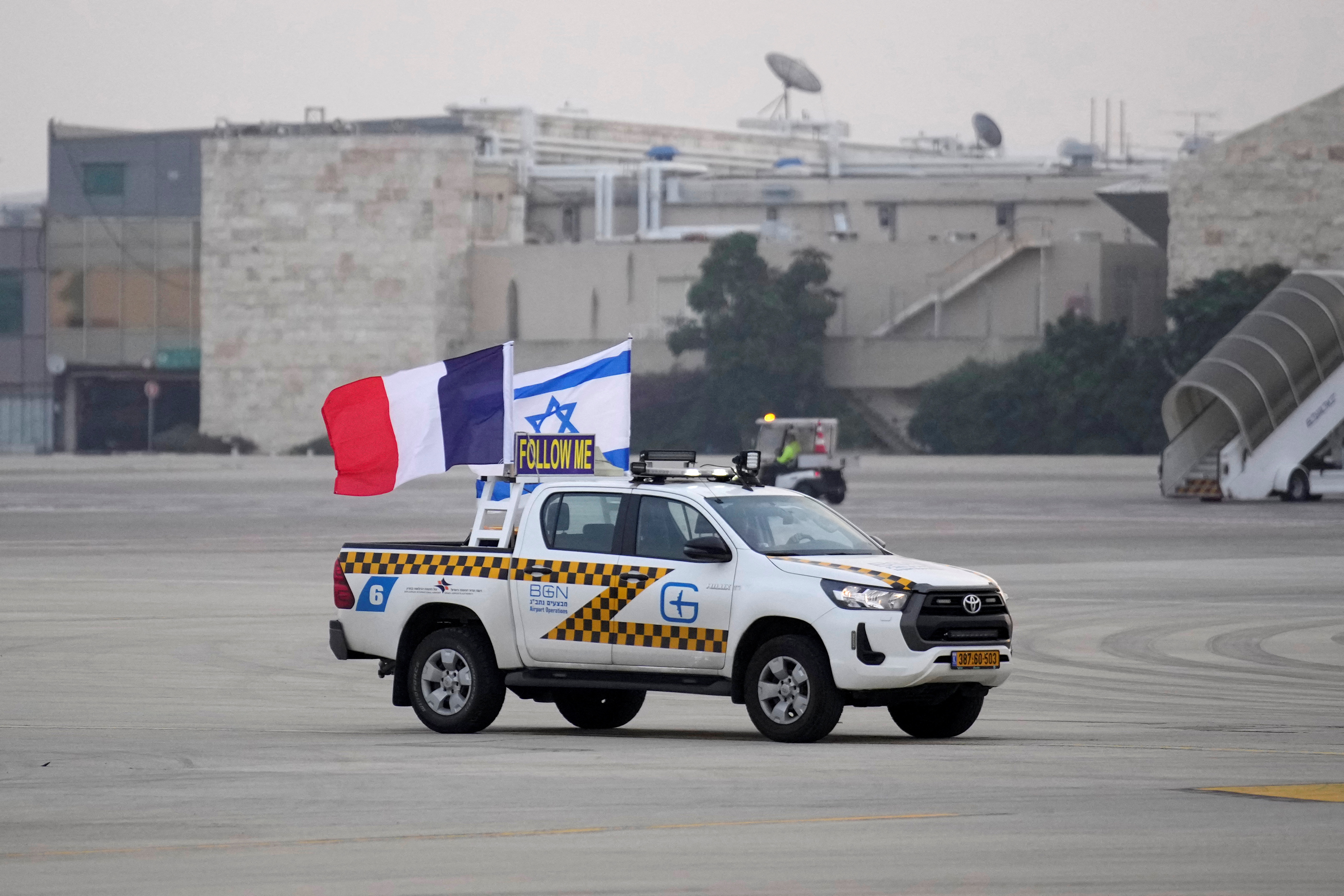 Ο Εμανουέλ Μακρόν έφτασε στο Ισραήλ-1