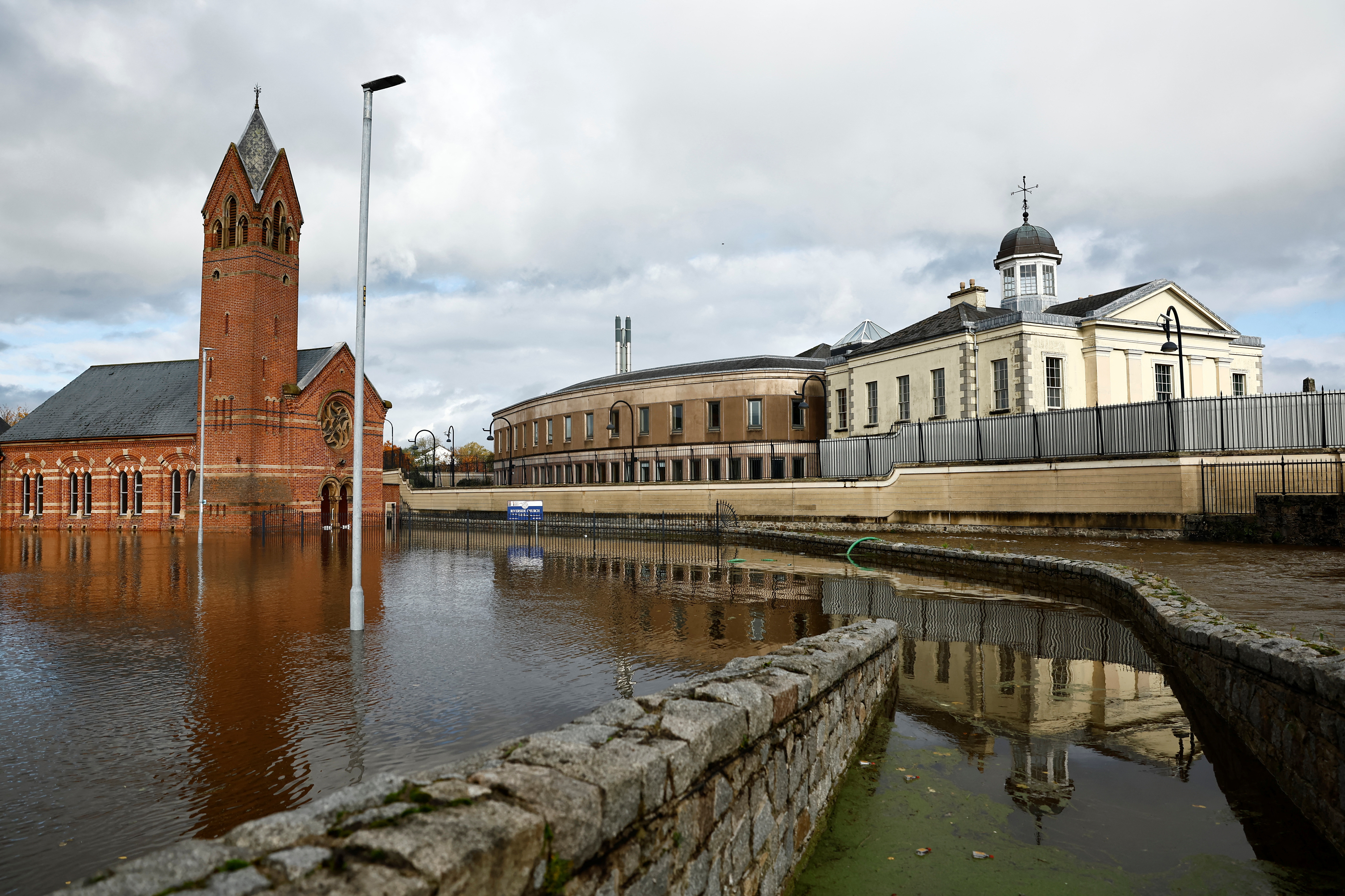 Ηνωμένο Βασίλειο και Γαλλία προετοιμάζονται για το χτύπημα της καταιγίδας «Ciaran»-3