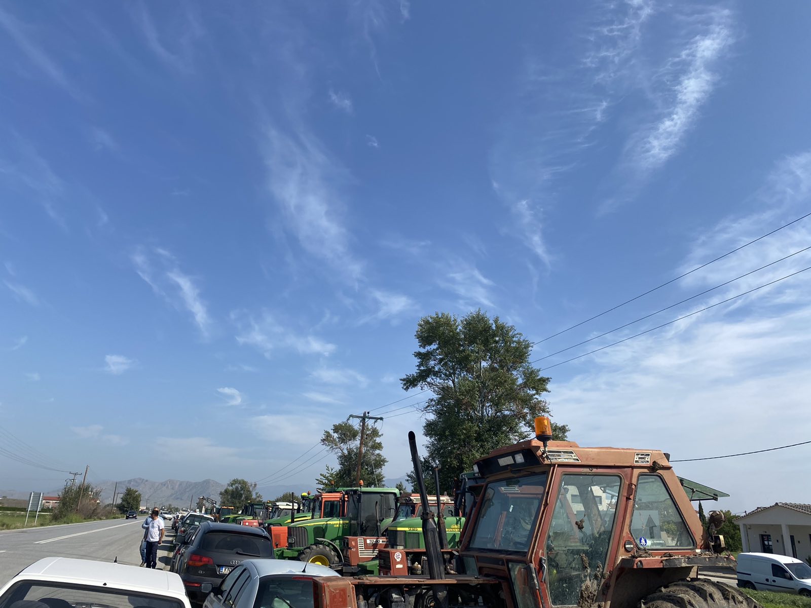 Λάρισα: Πλημμυροπαθείς αγρότες βγήκαν στο δρόμο με τα τρακτέρ τους-2