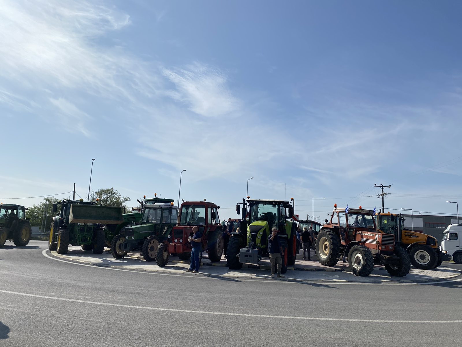Λάρισα: Πλημμυροπαθείς αγρότες βγήκαν στο δρόμο με τα τρακτέρ τους-1