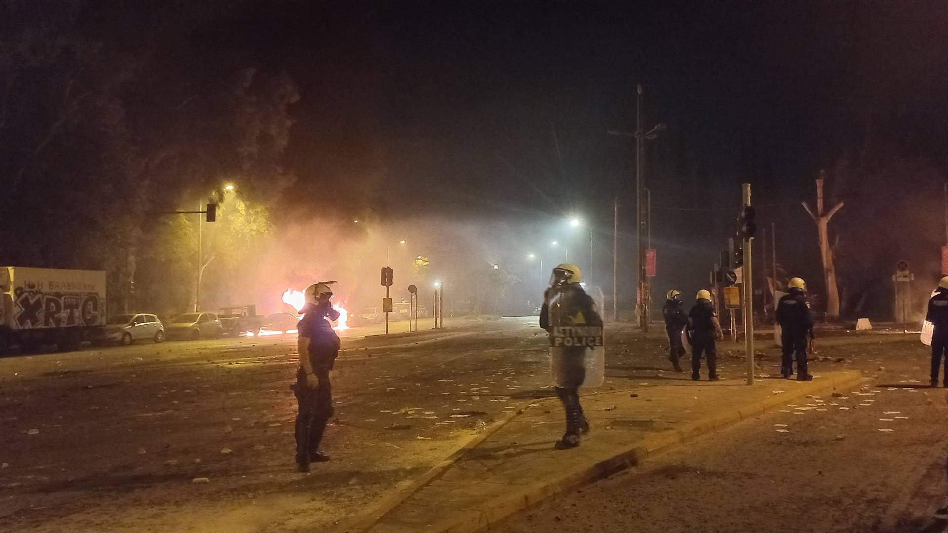 Νύχτα επεισοδίων στην Πανεπιστημιούπολη του Ζωγράφου – Στις φλόγες αυτοκίνητα-1