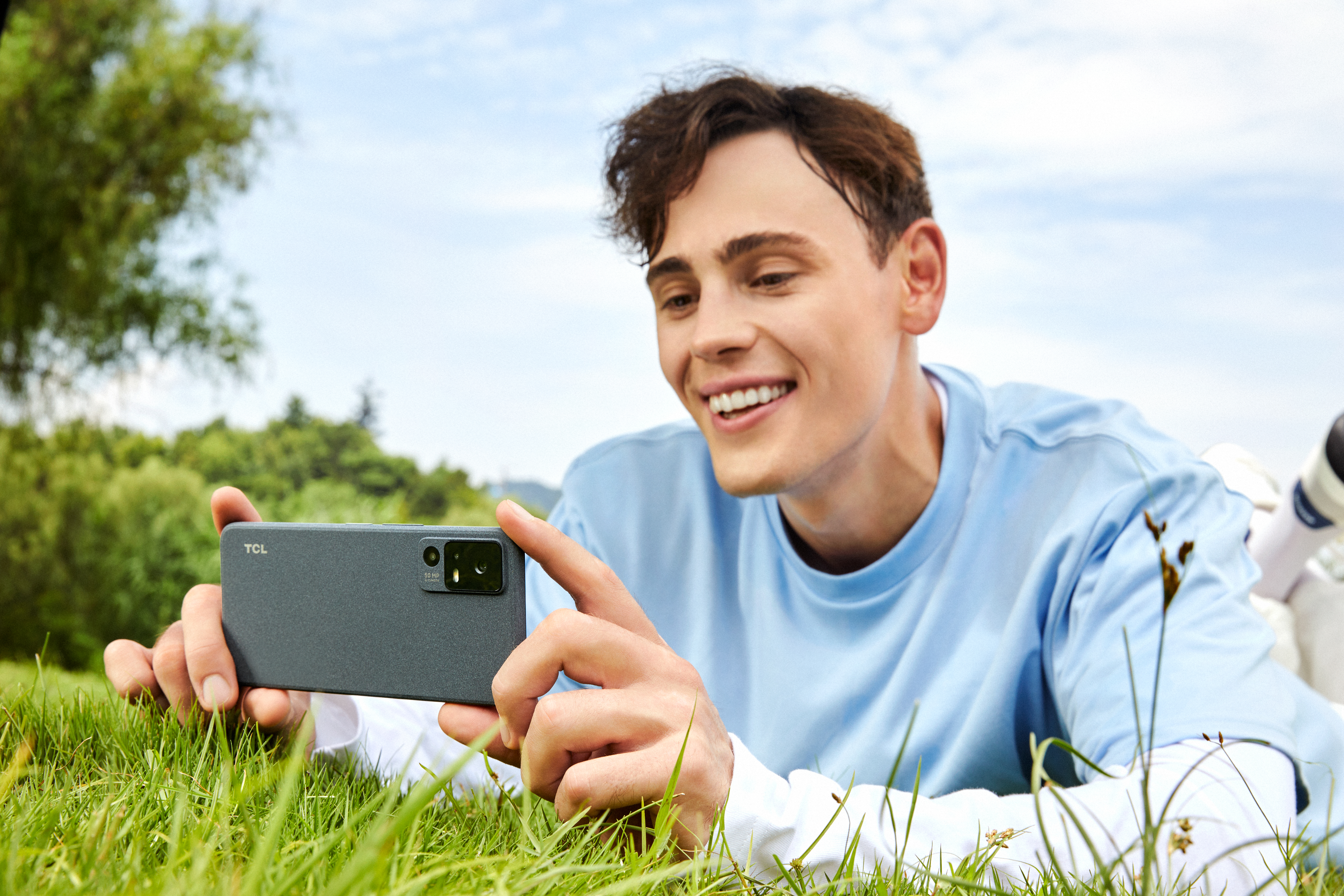 Η TCL φέρνει τα πρώτα smartphones που έχουν οθόνη σαν χαρτί-2