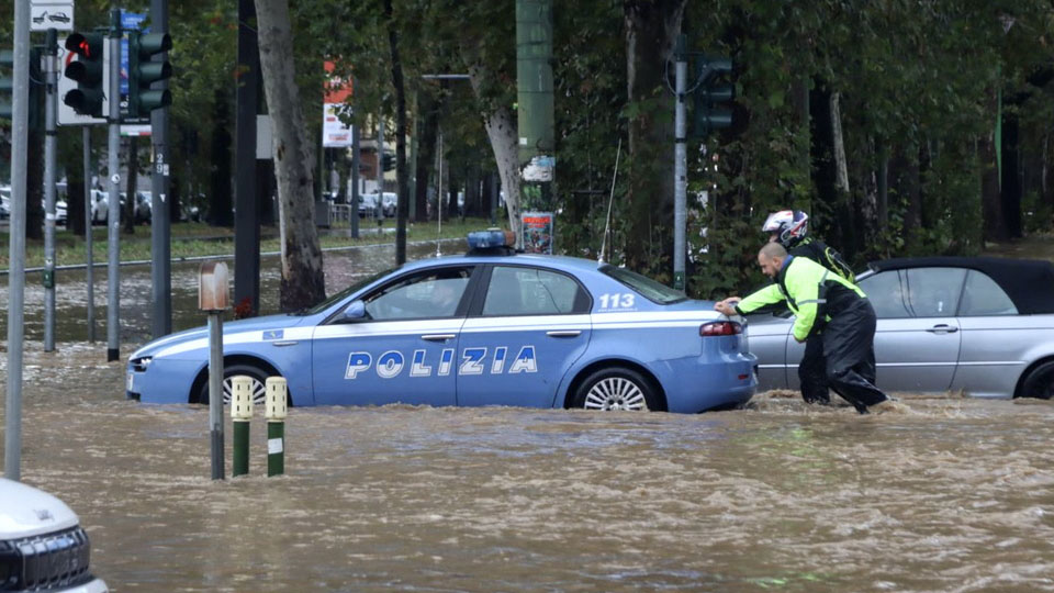 Κακοκαιρία στην Ιταλία: Υπερχείλισε η λίμνη Κόμο, κατέρρευσαν γέφυρες-1