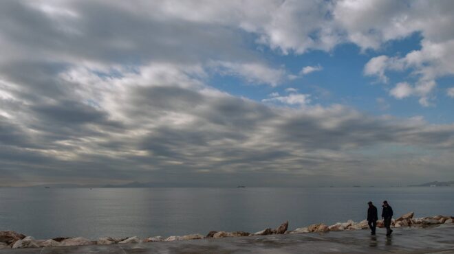 καιρός-συννεφιά-με-βροχές-και-καταιγί-562686871