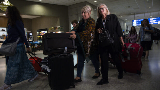 προσγειώθηκε-στην-αθήνα-η-πρώτη-πτήση-562670503