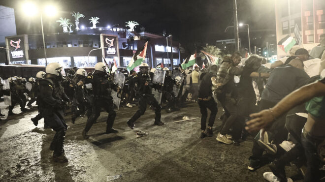 χημικά-και-κρότου-λάμψης-έξω-από-την-ισ-562679947