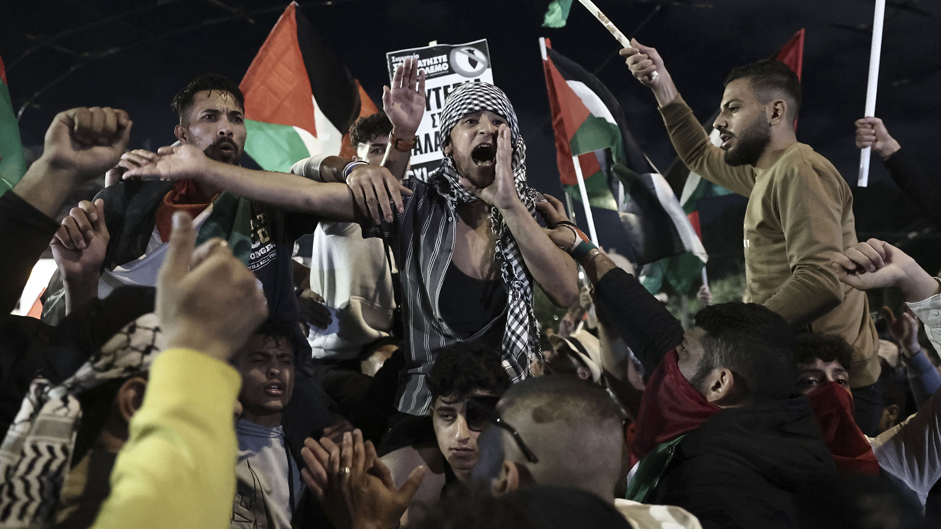 Χημικά και κρότου λάμψης έξω από την ισραηλινή πρεσβεία-1