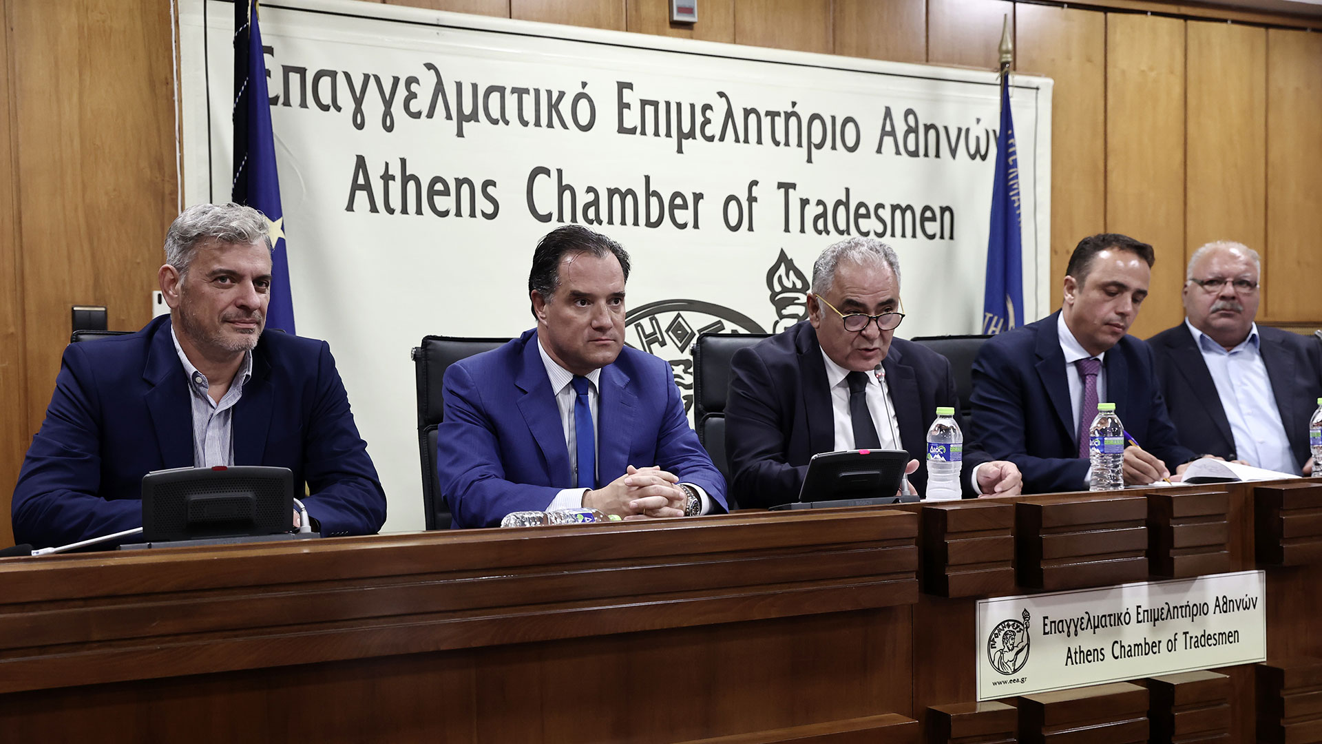 Ψηφιακή κάρτα εργασίας σε καταστήματα και εργοστάσια-1