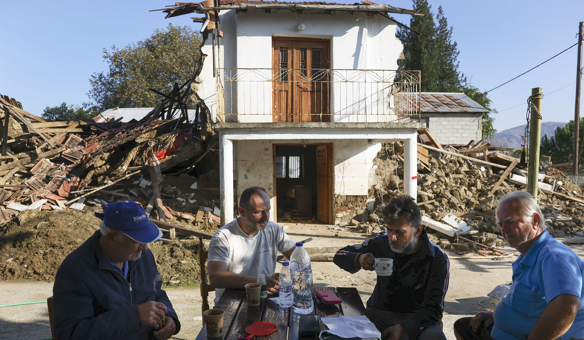 Αχιλλέας Μπέος: Αναδύθηκε από τις λάσπες για να ρίξει λάσπη-1