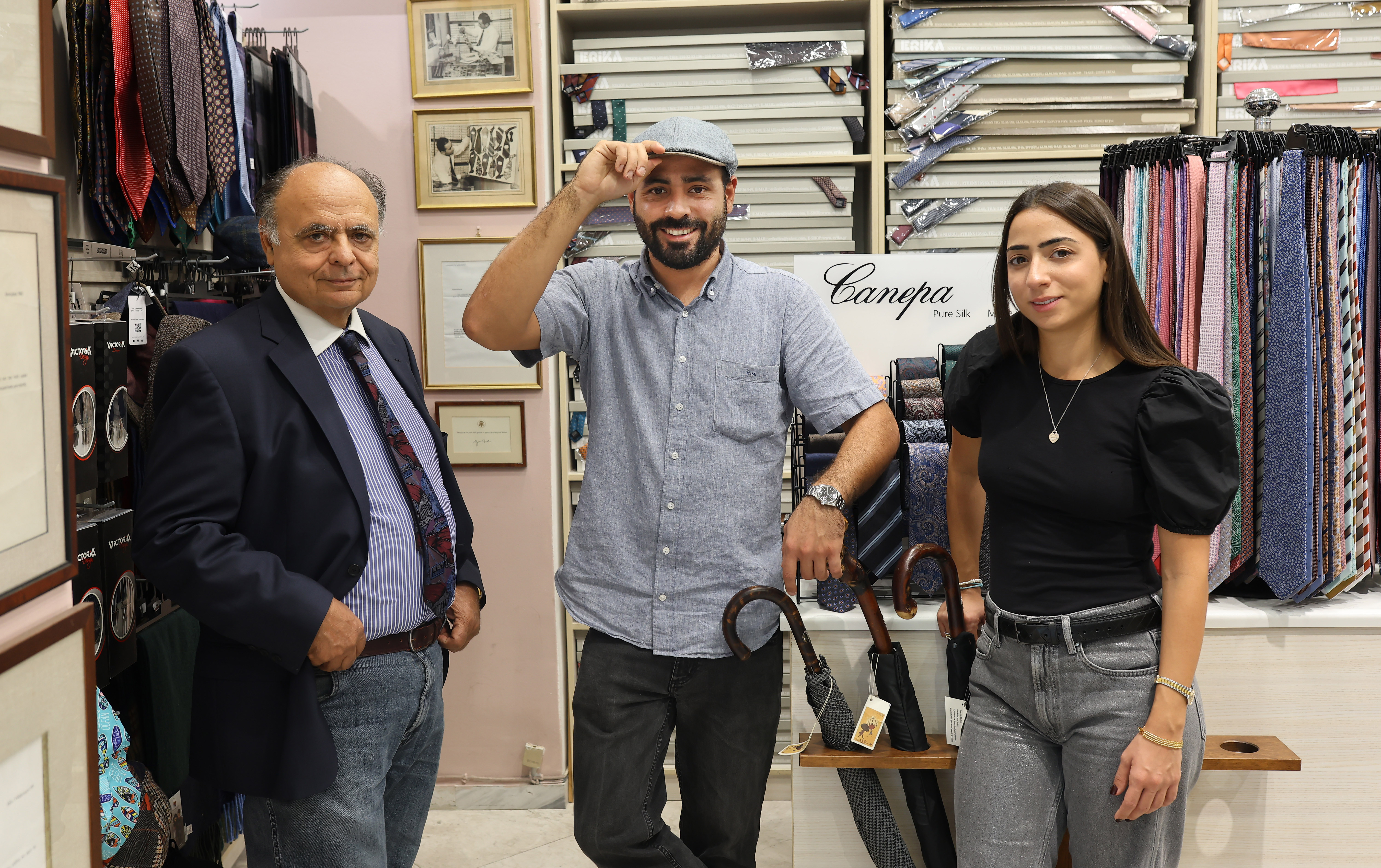 Εμπορικές «πυξίδες» στη Βαβέλ της Αθήνας: Οι ιστορίες τους, η πόλη μας-14