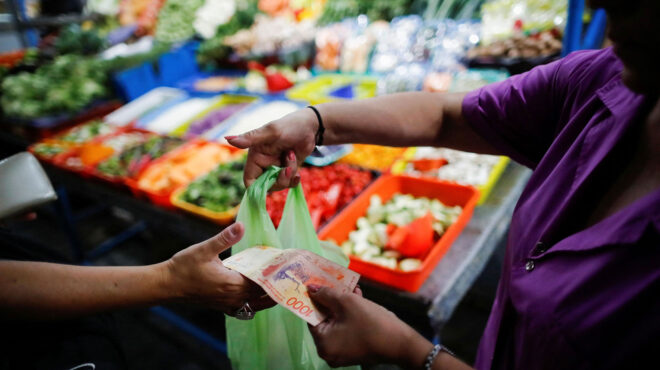 το-αργεντίνικο-πέσο-καταρρέει-αυξάνε-562686043
